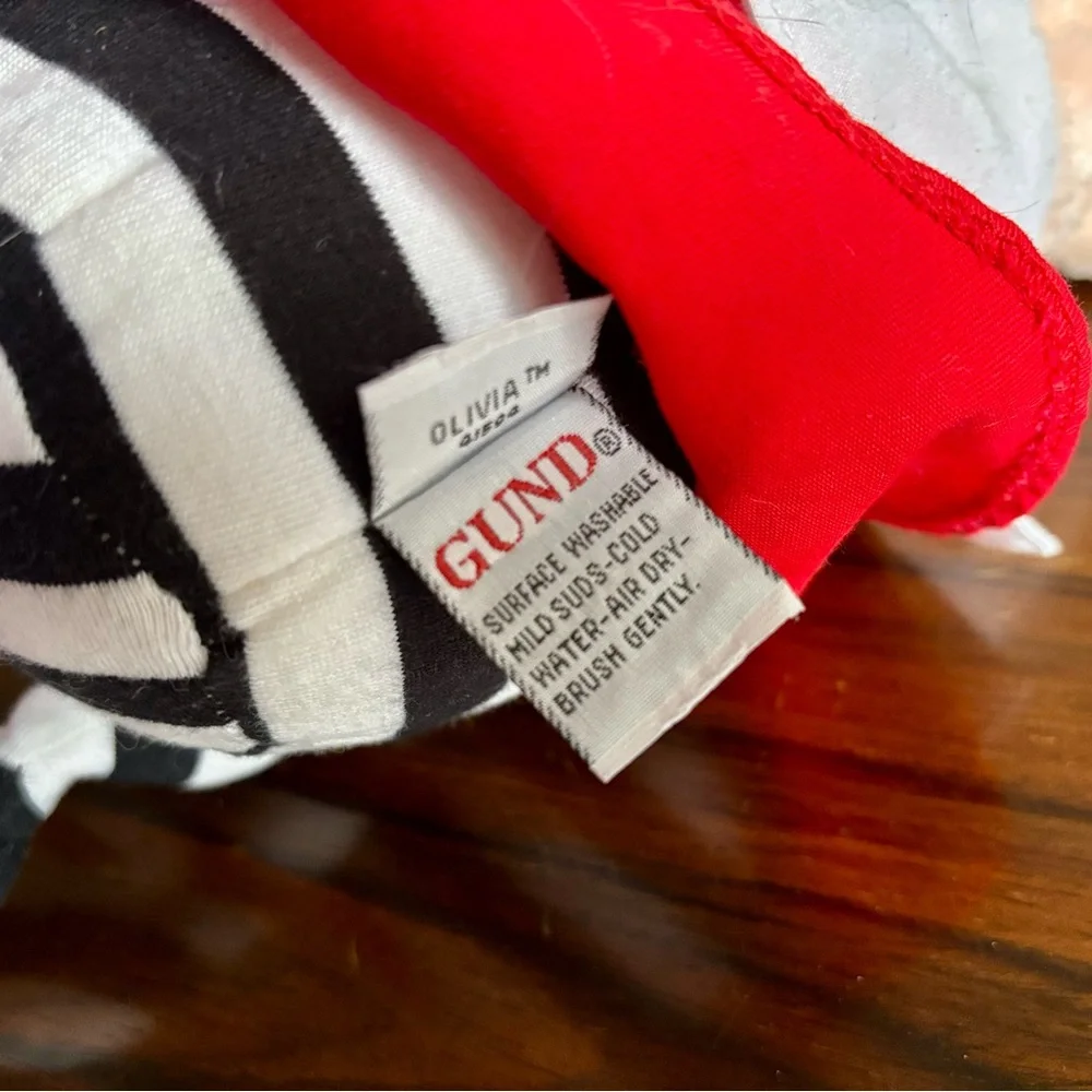 Vintage Olivia the Pig 2001 Plush Stuffie Gund NWT book - Picture 3 of 5